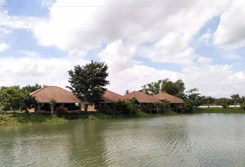 Hotelli Pirom Lake And Resort