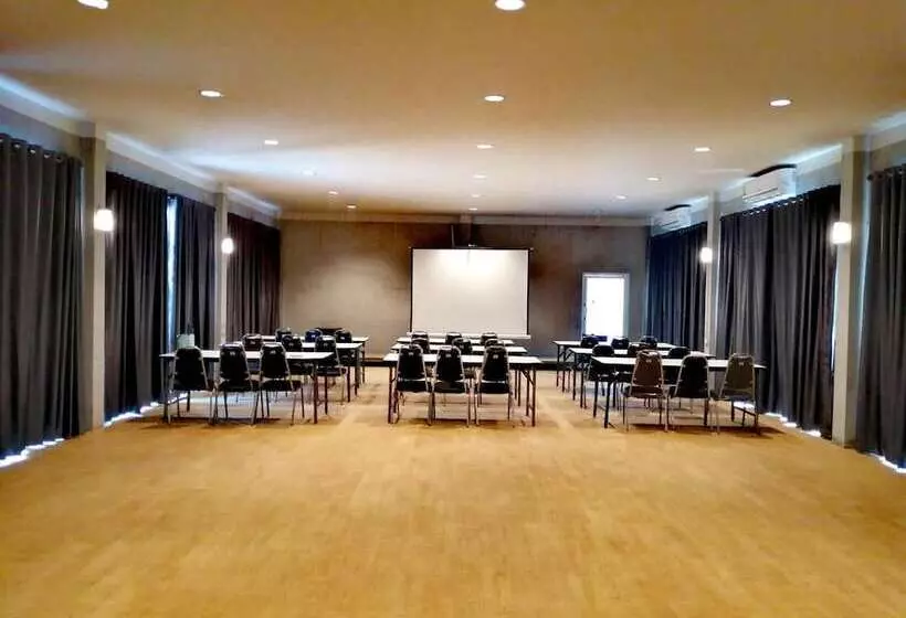 Hotelli Pirom Lake And Resort