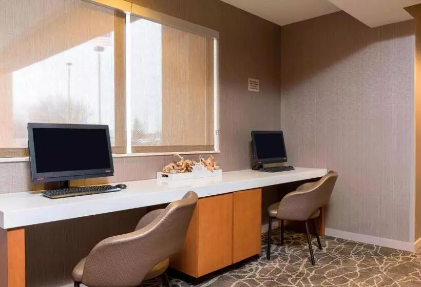 Отель Springhill Suites Grand Rapids North