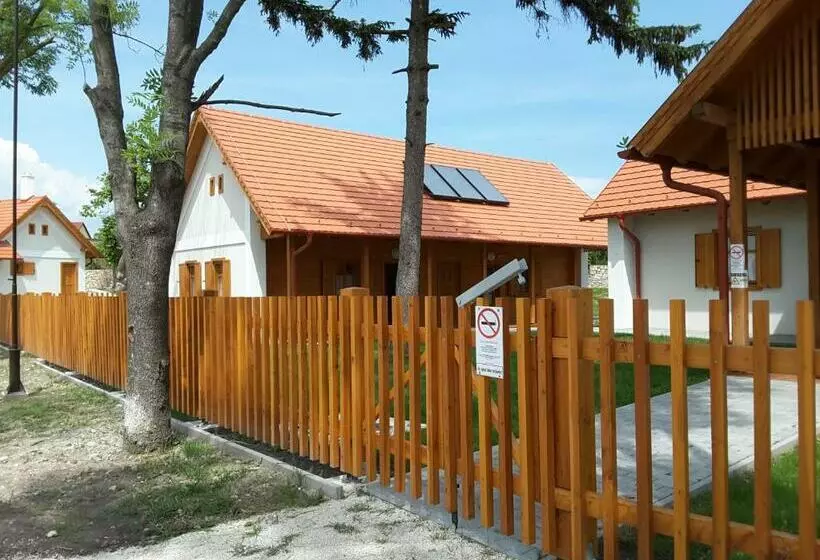 ユースホステル Bak Vendéglő Faházak