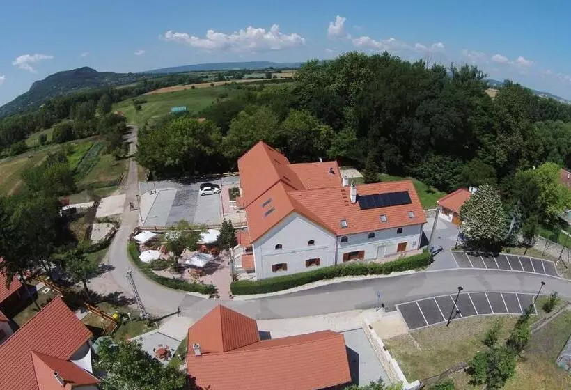 ユースホステル Bak Vendéglő Faházak