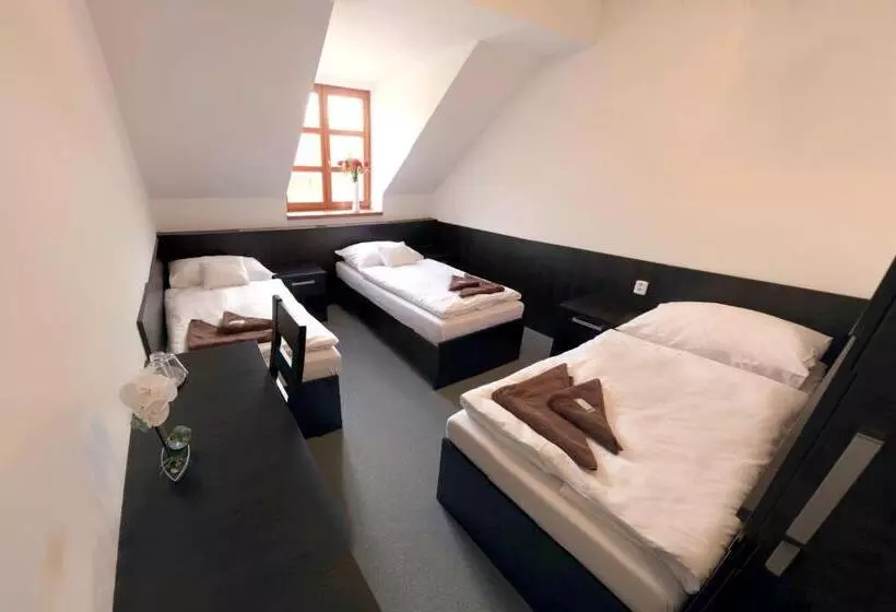 Hotelli štiřínská Stodola U Prahy