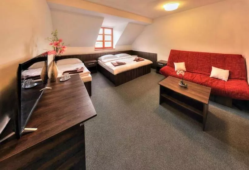 Hotelli štiřínská Stodola U Prahy