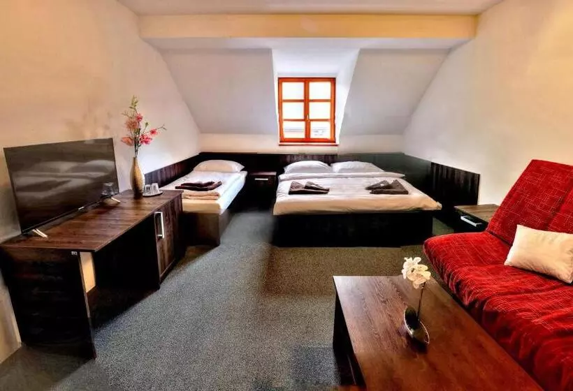 Hotelli štiřínská Stodola U Prahy