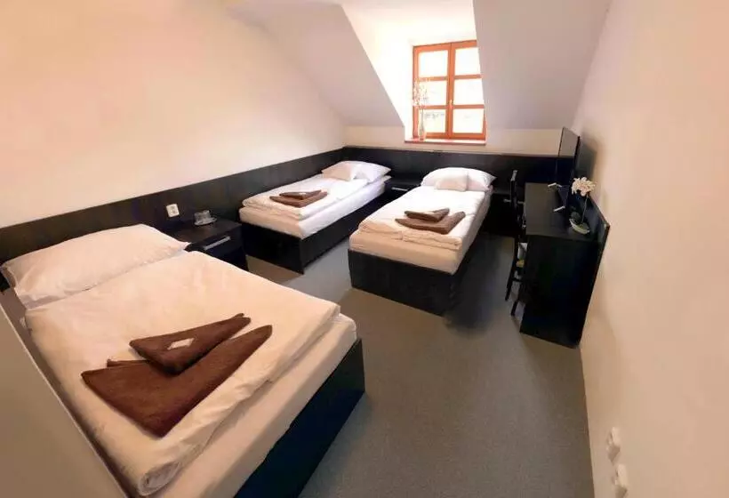 Hotelli štiřínská Stodola U Prahy