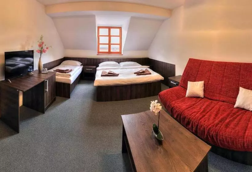 Hotelli štiřínská Stodola U Prahy