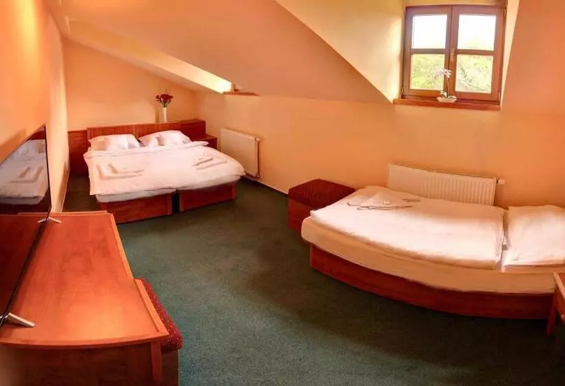 Hotelli štiřínská Stodola U Prahy