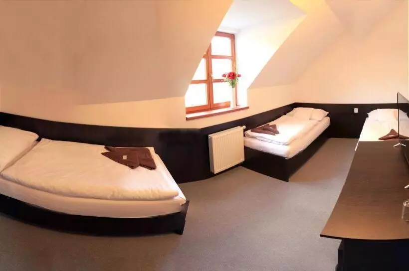 Hotelli štiřínská Stodola U Prahy