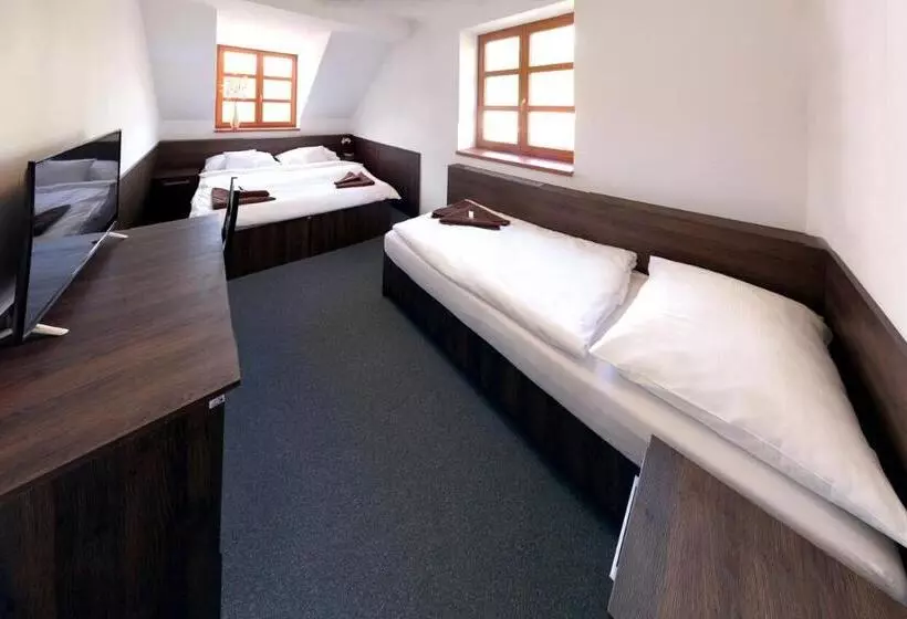 Hotelli štiřínská Stodola U Prahy