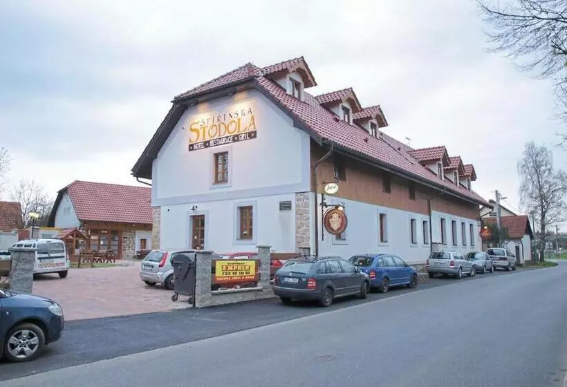 Hotelli štiřínská Stodola U Prahy