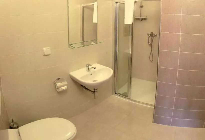 Hotelli štiřínská Stodola U Prahy