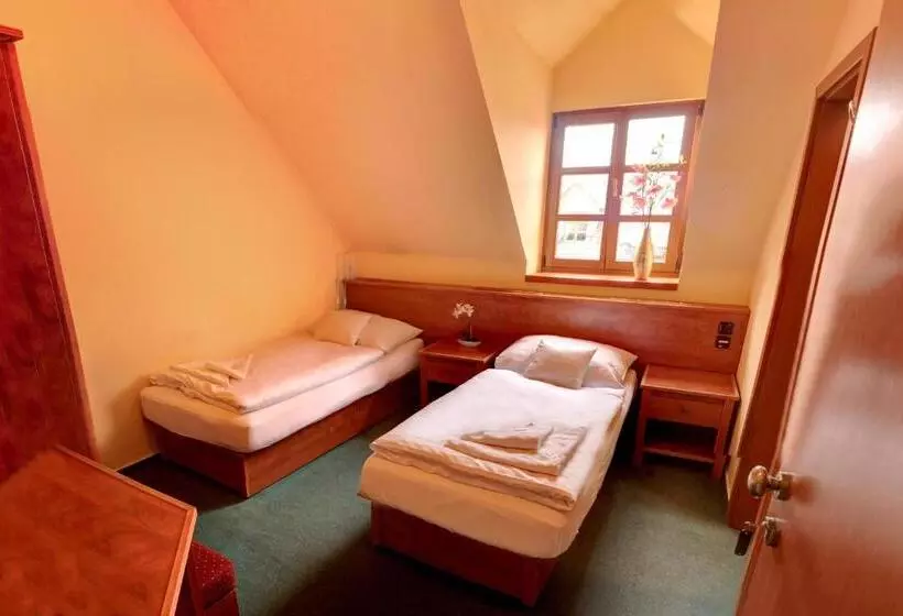 Hotelli štiřínská Stodola U Prahy