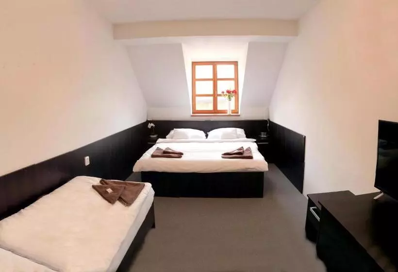 Hotelli štiřínská Stodola U Prahy