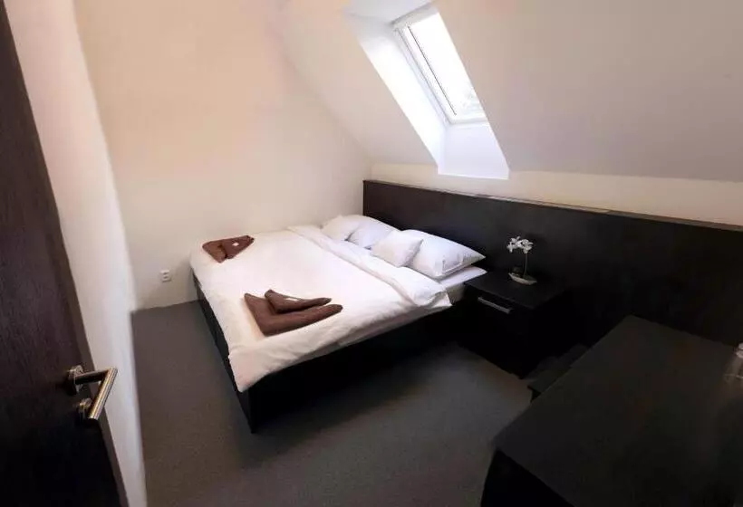 Hotelli štiřínská Stodola U Prahy