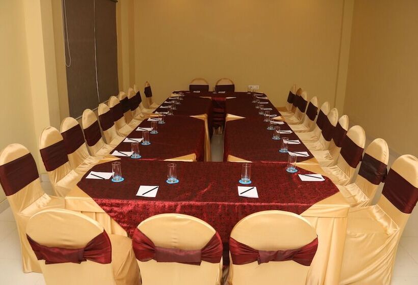 בית מלון כפרי Genx Mirzapur