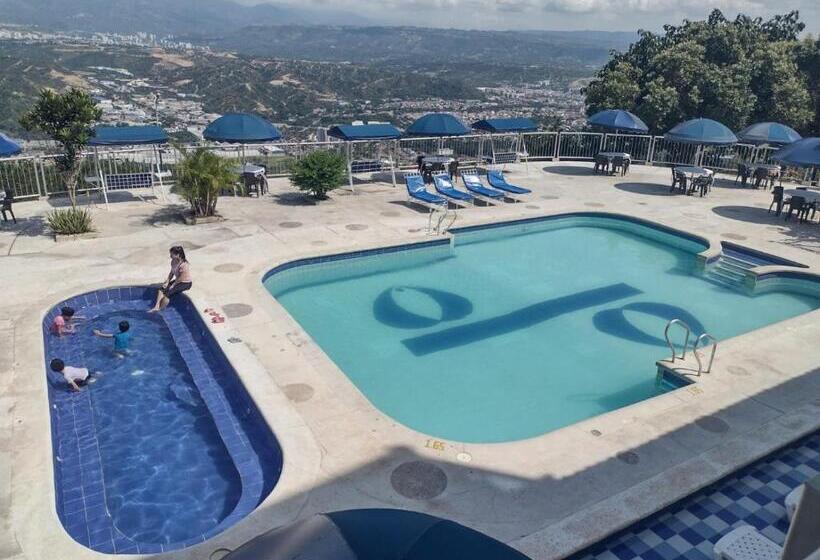 هتل Giron Campestre