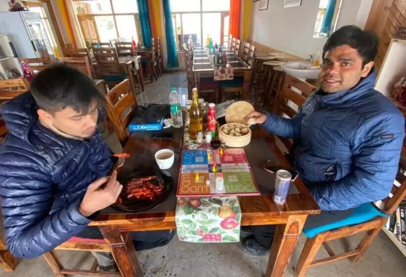 Hotelli The Alpinist Cafe And Retreat