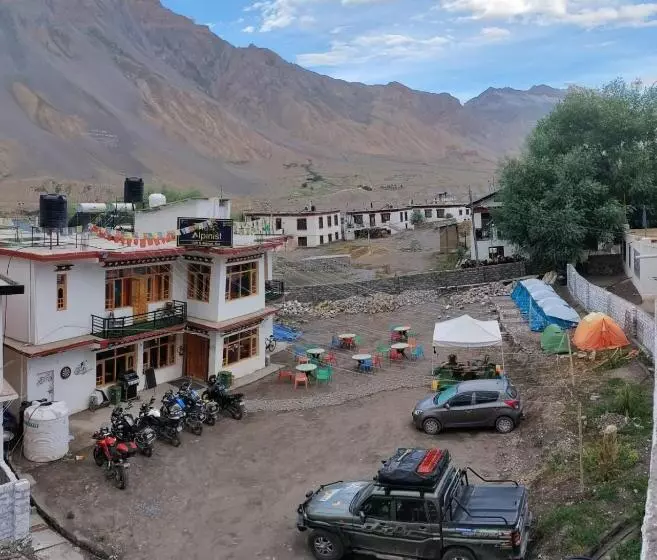 Hotelli The Alpinist Cafe And Retreat