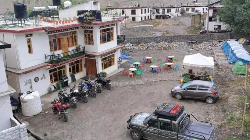 Hotelli The Alpinist Cafe And Retreat