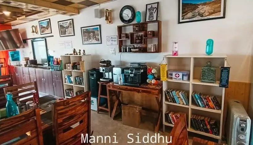 Hotelli The Alpinist Cafe And Retreat