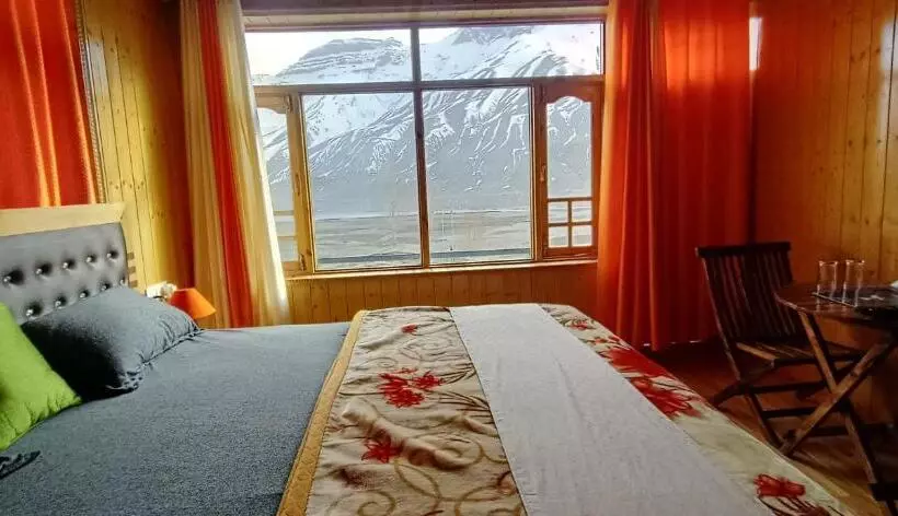 Hotelli The Alpinist Cafe And Retreat