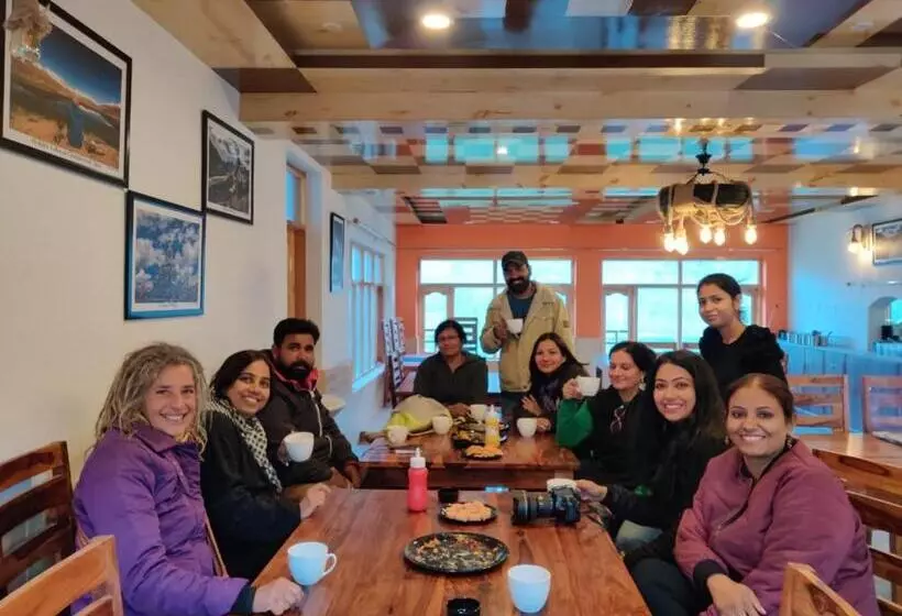 Hotelli The Alpinist Cafe And Retreat