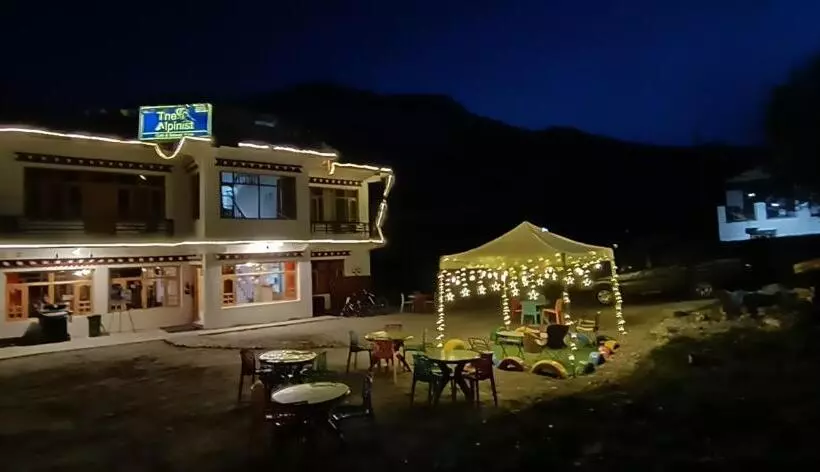 Hotelli The Alpinist Cafe And Retreat