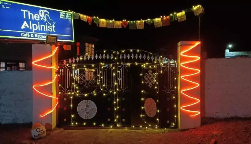 Hotelli The Alpinist Cafe And Retreat