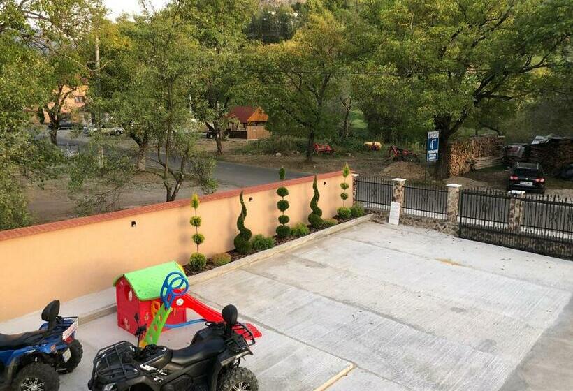 پانسیون Casa Larisa