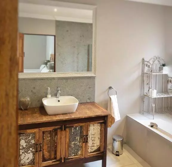 Majatalo Louvre Guesthouse