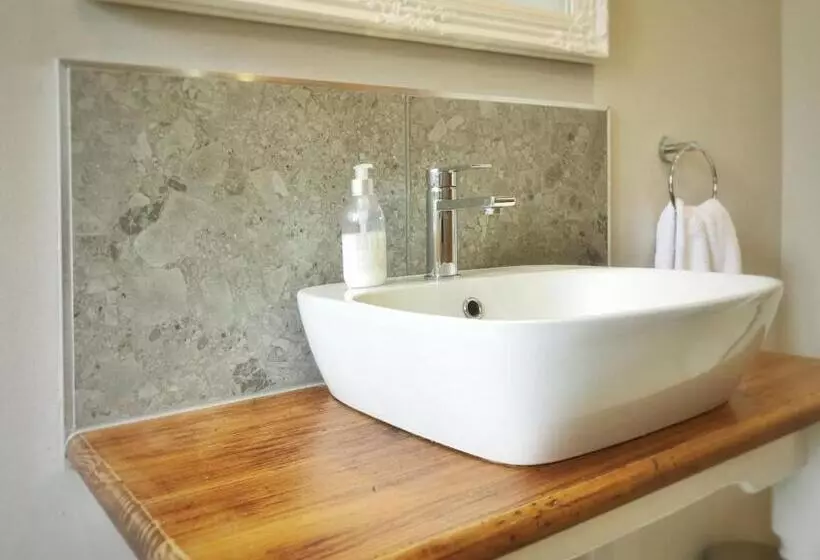 Majatalo Louvre Guesthouse