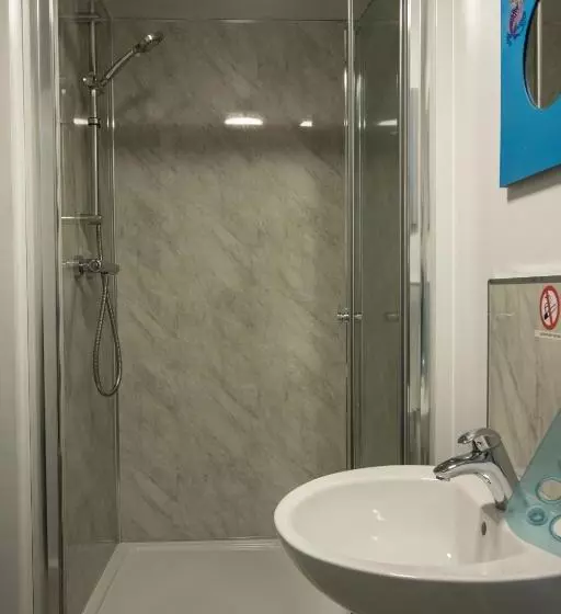 ユースホステル The Cabin Saracens Head