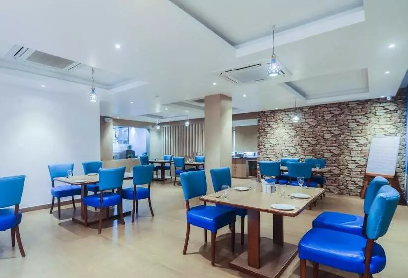 ホテル Gulmohar Grand