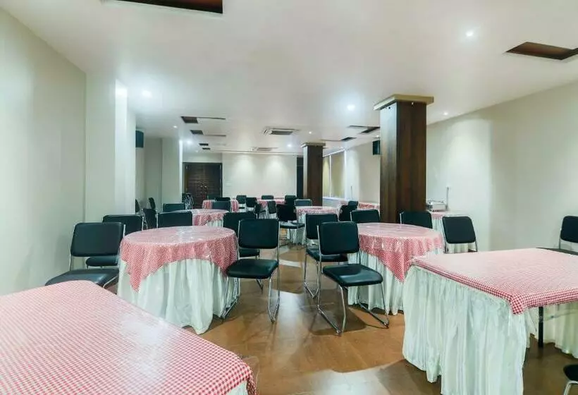 ホテル Gulmohar Grand