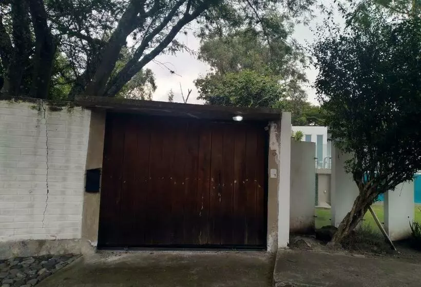 ペンション Casa Del Aguacate Cumbaya   Tumbaco