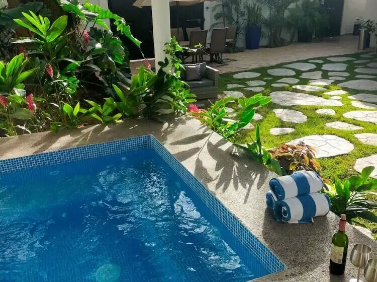 Retkeilymaja Villas Parota Inn