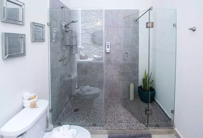 Retkeilymaja Villas Parota Inn