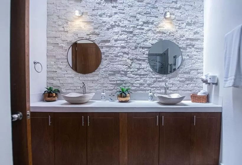 Retkeilymaja Villas Parota Inn