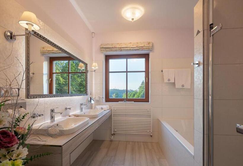 ペンション Penzion Na Kraji Lesa