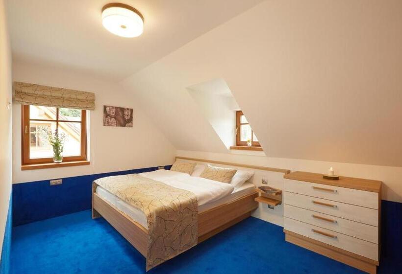 ペンション Penzion Na Kraji Lesa