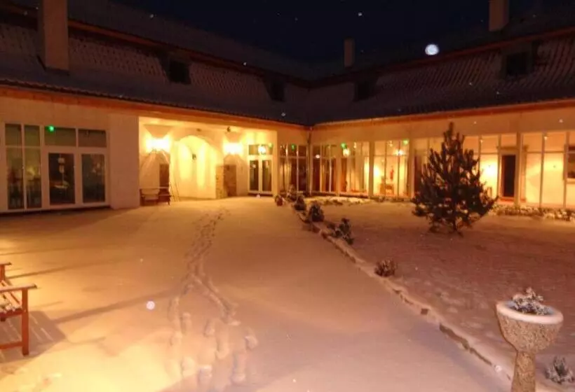 Hotelli Kaštieľ Biela Dáma A čierny Rytier