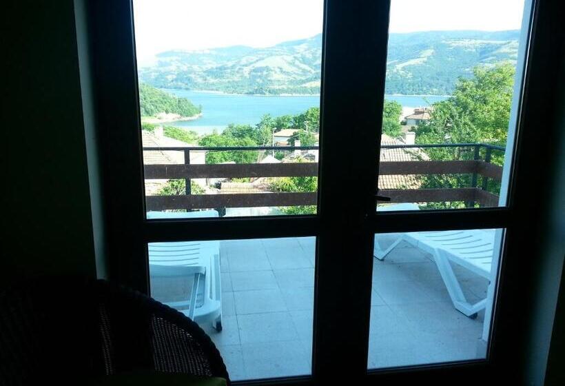 פנסיון Mihaela Lake Retreat