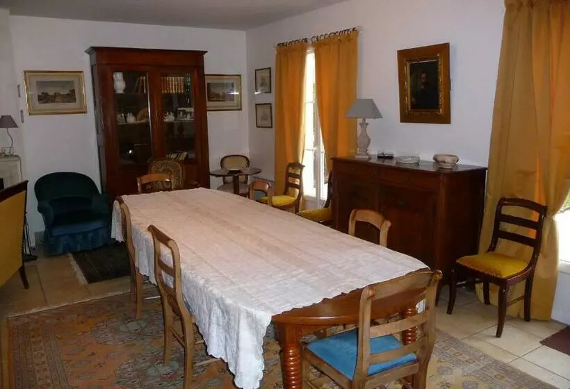 Aamiaismajoitus (B&B) Chambre D Elisabeth à La Ferme
