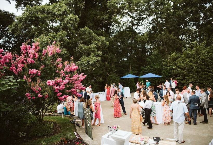 הוסטל Lambert S Cove Inn & Resort