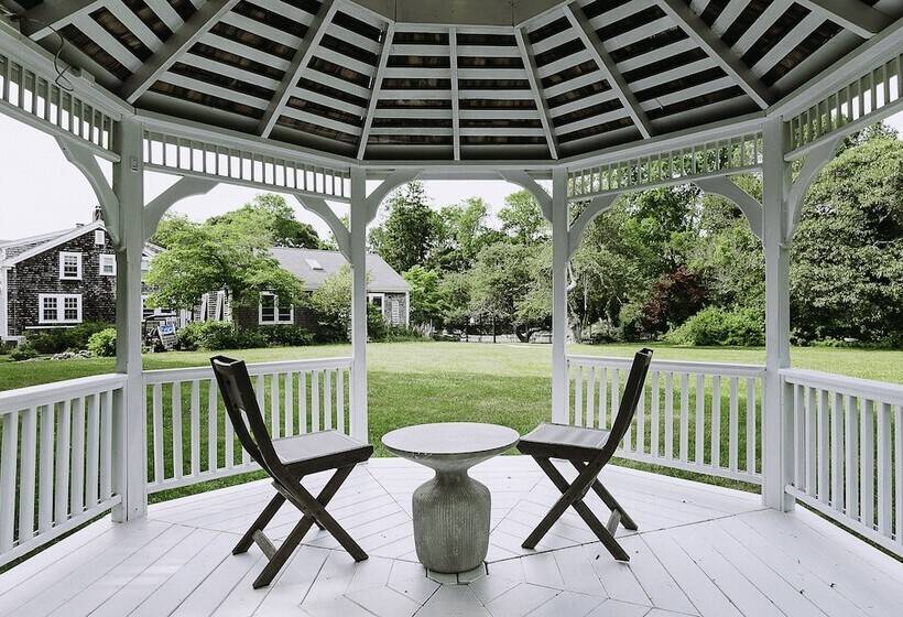 הוסטל Lambert S Cove Inn & Resort