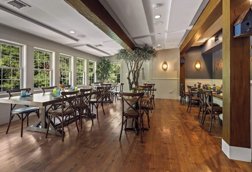 הוסטל Lambert S Cove Inn & Resort