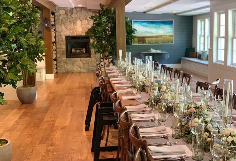 הוסטל Lambert S Cove Inn & Resort