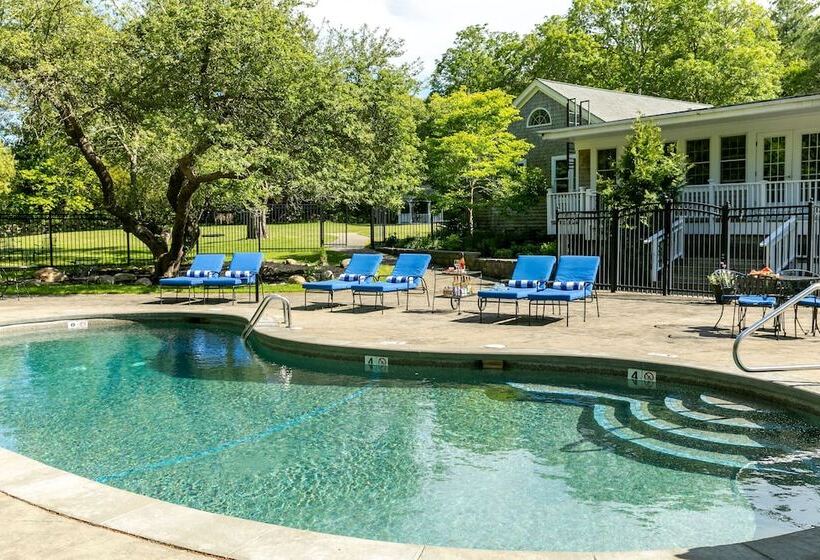 הוסטל Lambert S Cove Inn & Resort