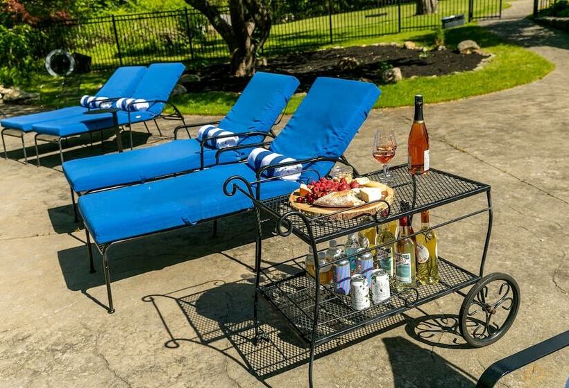 הוסטל Lambert S Cove Inn & Resort