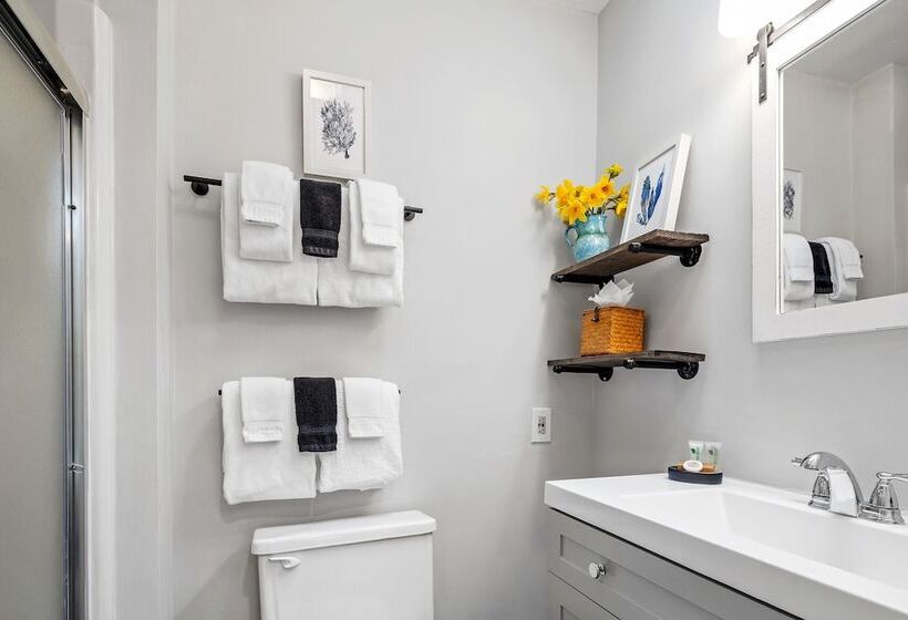 הוסטל Lambert S Cove Inn & Resort